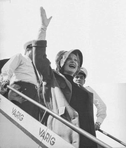 Marlene Dietrich chega ao Brasil para um show no Golden Room do Copacabana Palace