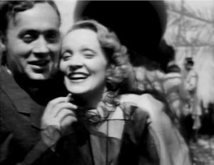 Charles Boyer e Marlene Dietrich nos bastidores de O Jardim de Alá