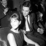 Claudia Cardinale e Alain Delon em um restaurante