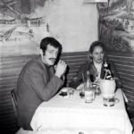 Jean-Paul Belmondo e Ursula Andress flagrados em um restaurante