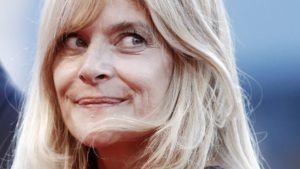 nastassja-kinski-blickt-nach-links