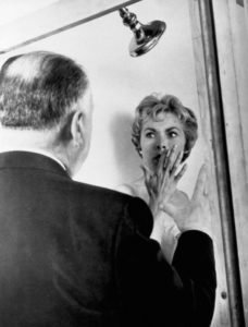 Alfred Hitchcock dirige Janet Leigh na lendária cena de Psicose