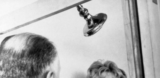 Alfred Hitchcock dirige Janet Leigh na lendária cena de Psicose