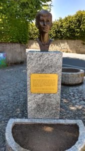 2busto-audrey-hepburn-suica