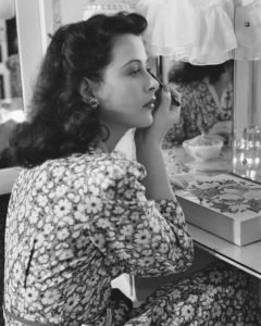 Hedy-Lamarr-at-home-photogr